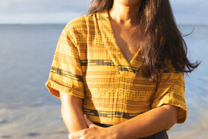 Ke Ao Kaha'ea | Vneck Top - mustard