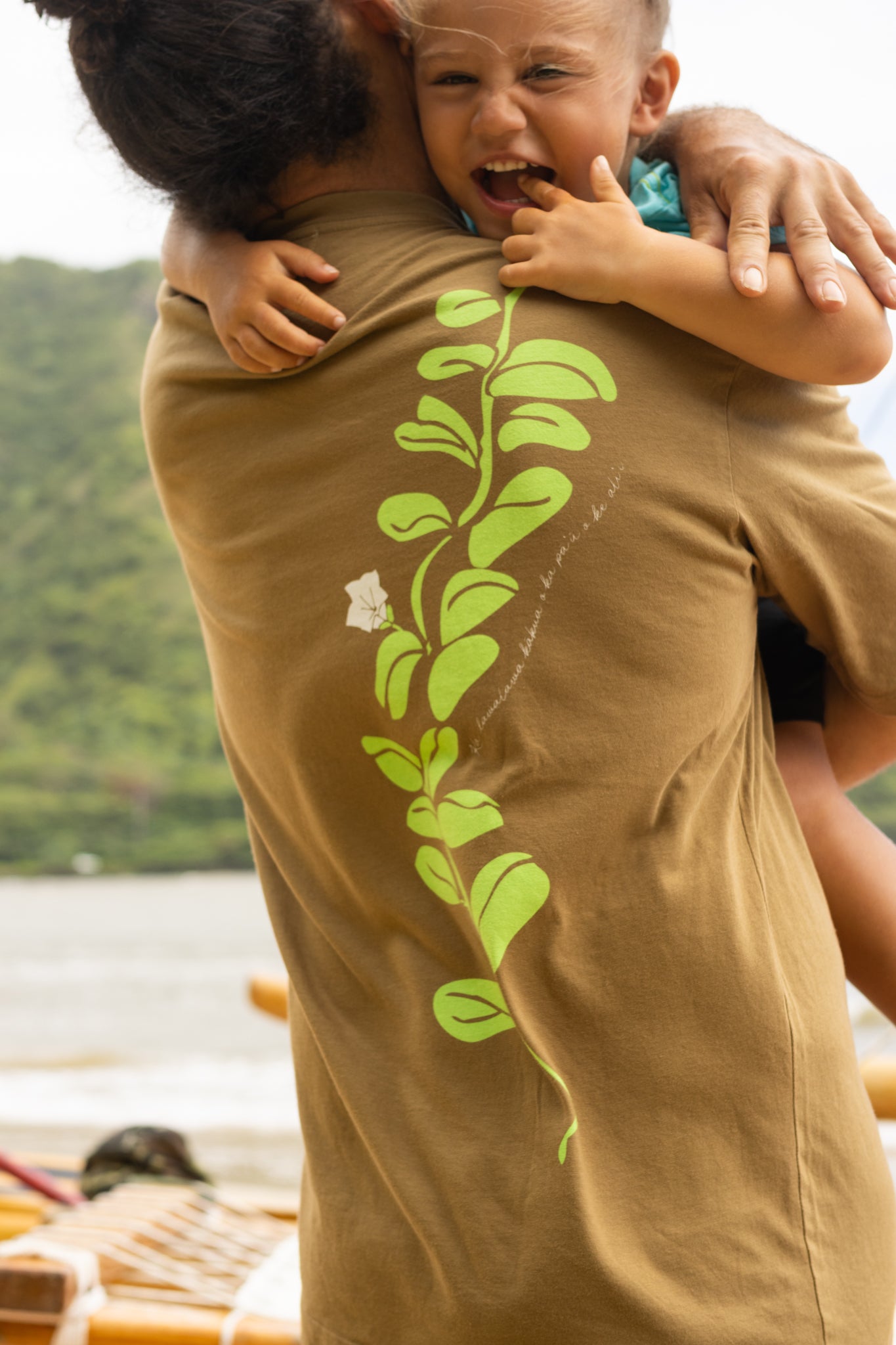 Pāʻūohiʻiaka | Kāne Oversized Tee - brown