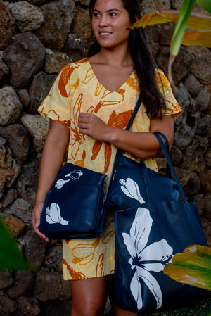 Kaʻilihiwa | Leather crossbody bag - Pua aloalo - navy - ALL SALES FINAL