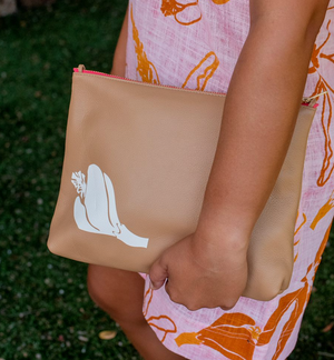 Kaʻilihiwa | Leather clutch - Pua aloalo - camel - *ASF*