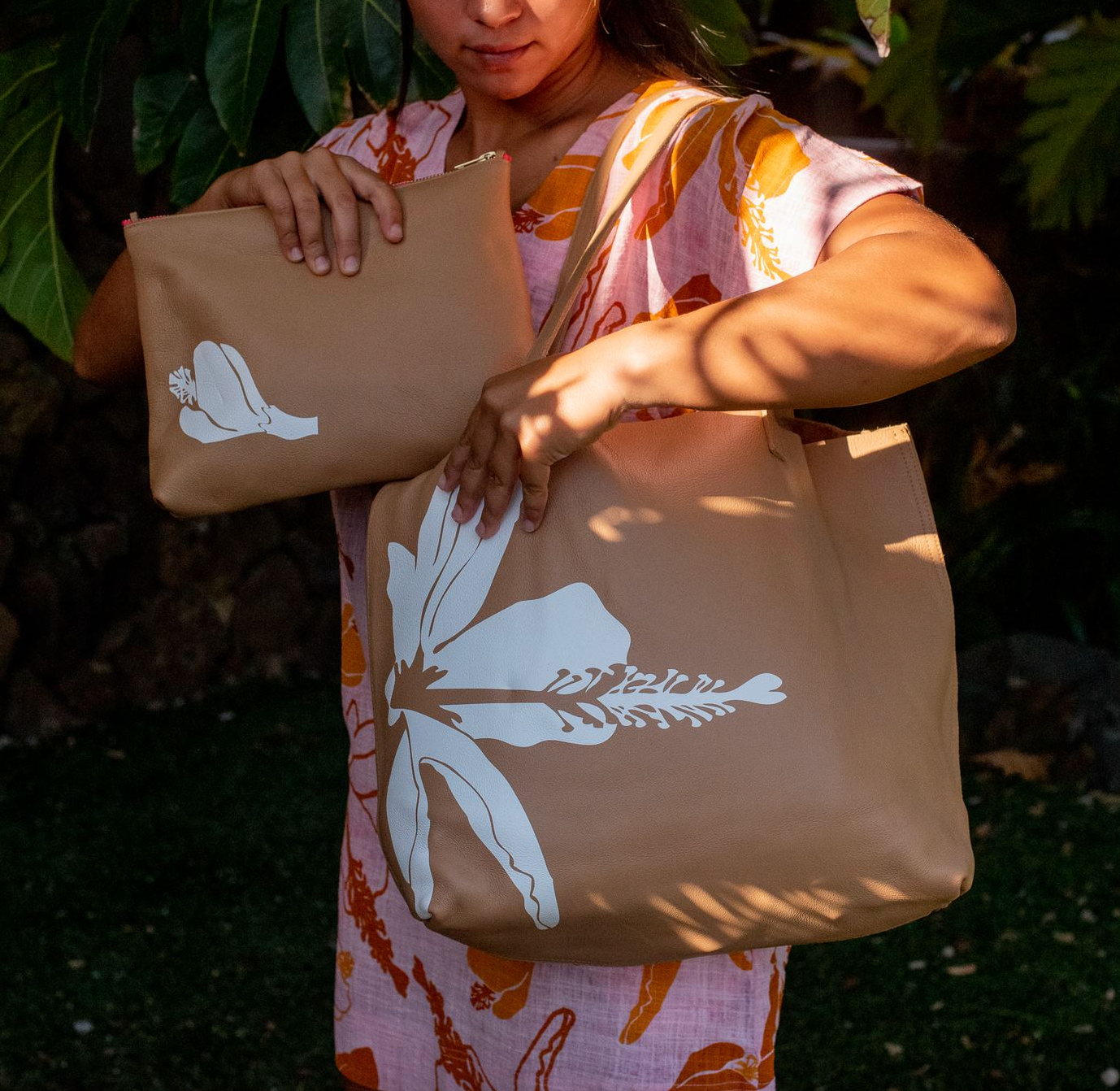 Kaʻilihiwa | Leather clutch - Pua aloalo - camel - *ASF*